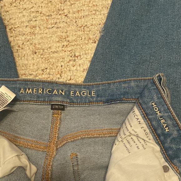 American eagle stretch mom jeans distressed with a stretch fit - Picture 4 of 5